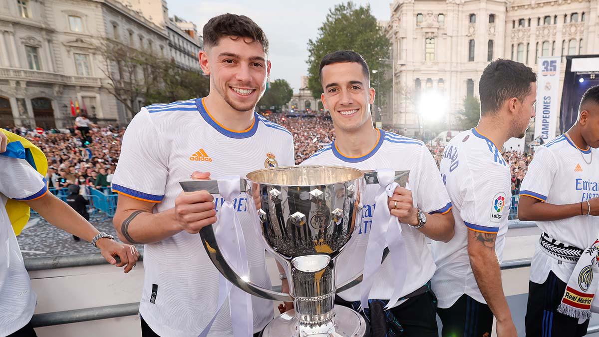 Fede Valverde y Lucas Vázquez posan con la copa.