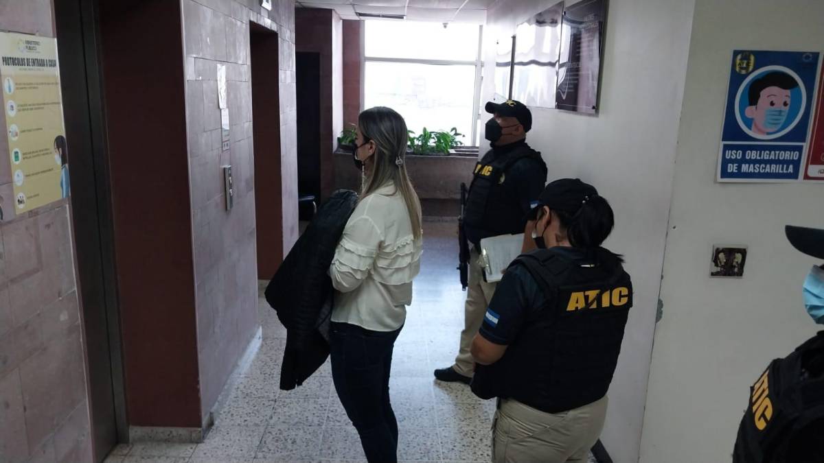 Ilsa Molina llegó a los juzgados custodiada por agentes de la Agencia Técnica de Investigación Criminal (Atic), misma entidad que ejecutó su captura este miércoles.
