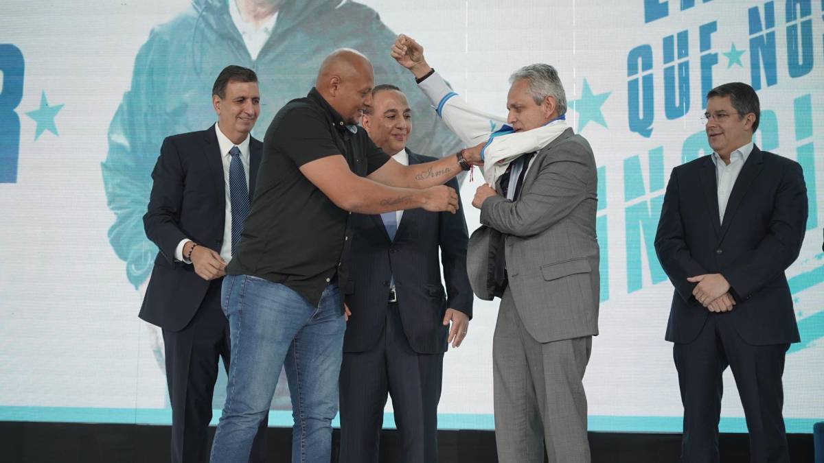Sergio Mendoza en el momento que le colocaba la camiseta de Honduras a Reinaldo Rueda.