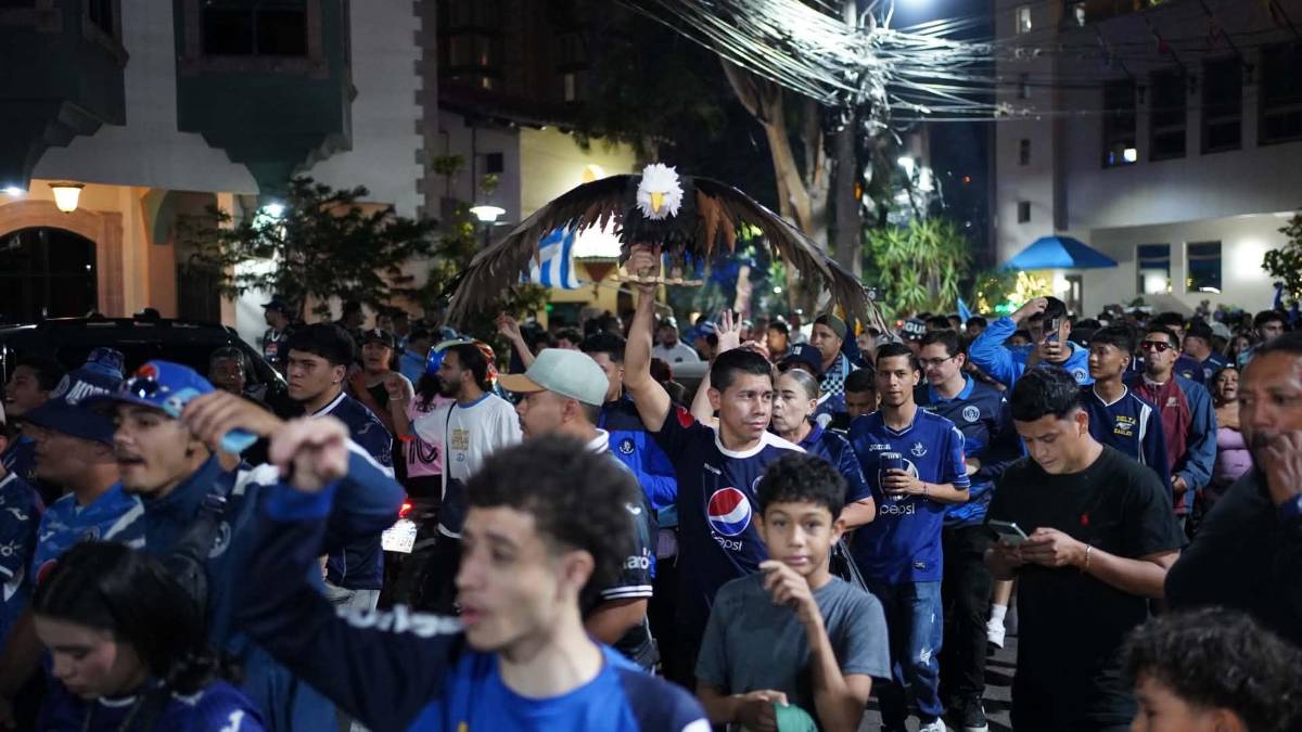 Banderazo: locura de Motagua, Chauder presente, abuelita y show previo a la final