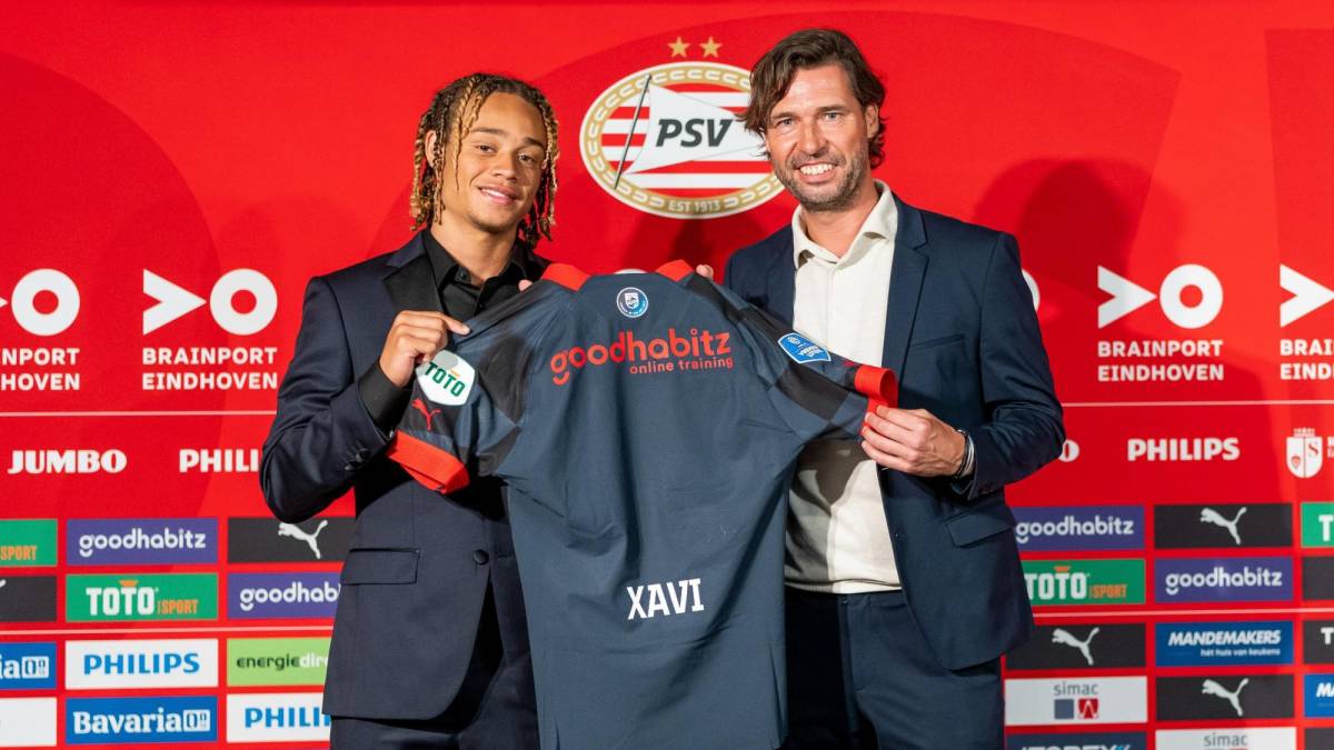 El centrocampista neerlandés Xavi Smons ha sido presentado como nuevo jugador del PSV, llega procedente del PSG. Anteriormente el joven formó parte del FC Barcelona.