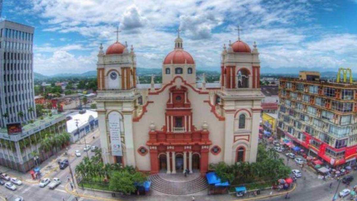 Esta hermosa parroquia se encuentra ubicado en la tercera avenida del barrio El Centro, frente al parque central Luis Alonso Barahona de San Pedro Sula