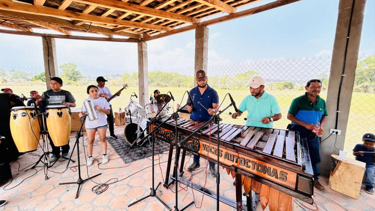 La marimba toca canciones que mantienen festiva la tarde de molienda en la Hacienda La Playa, Sensenti, Ocotepeque.