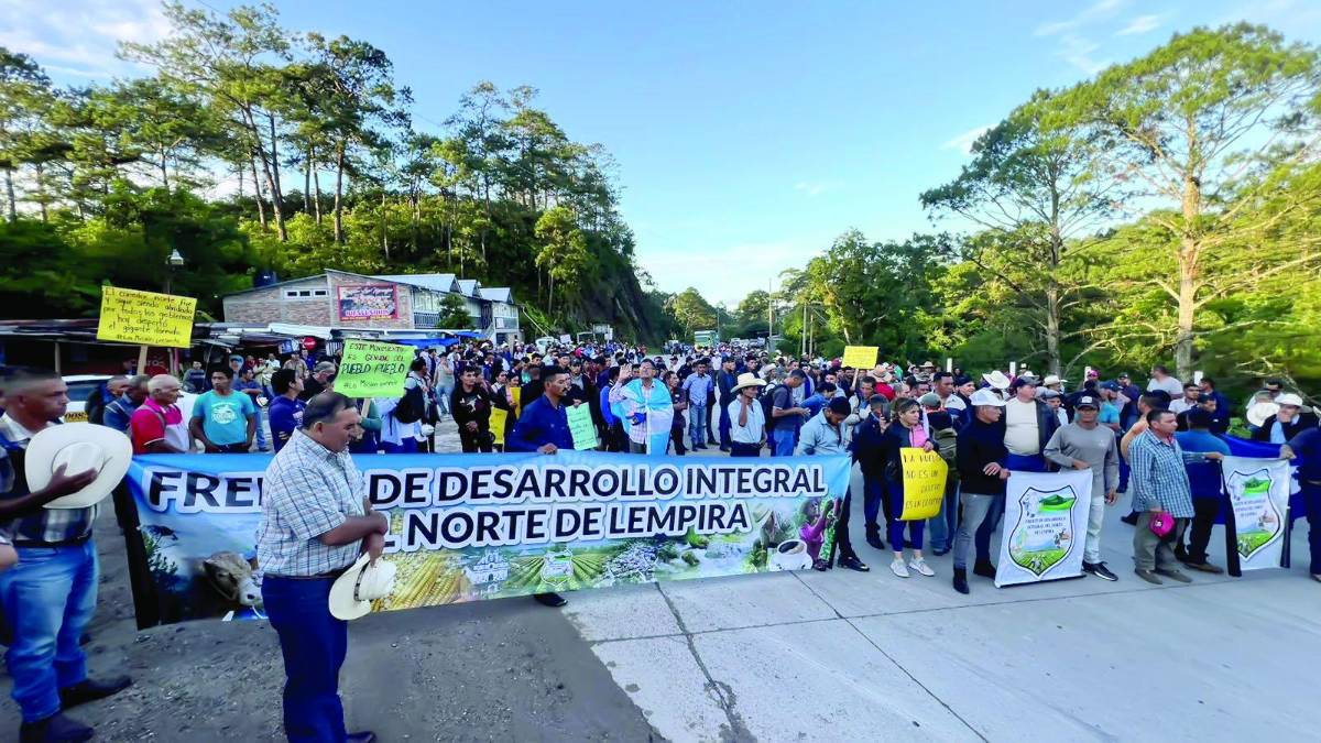 Pobladores de Lempira bloquean carretera exigiendo reparación vial