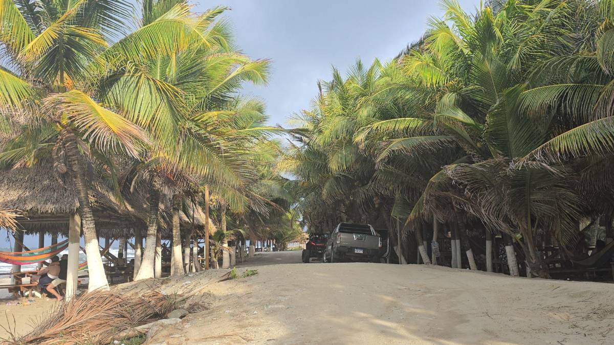 Pesca entre olas en la Miami de Tela: el asombroso ritual entre el mar y la laguna
