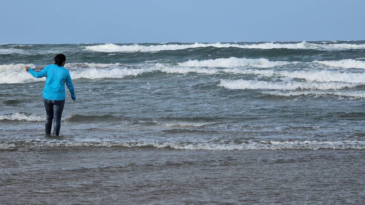 Pesca entre olas en la Miami de Tela: el asombroso ritual entre el mar y la laguna