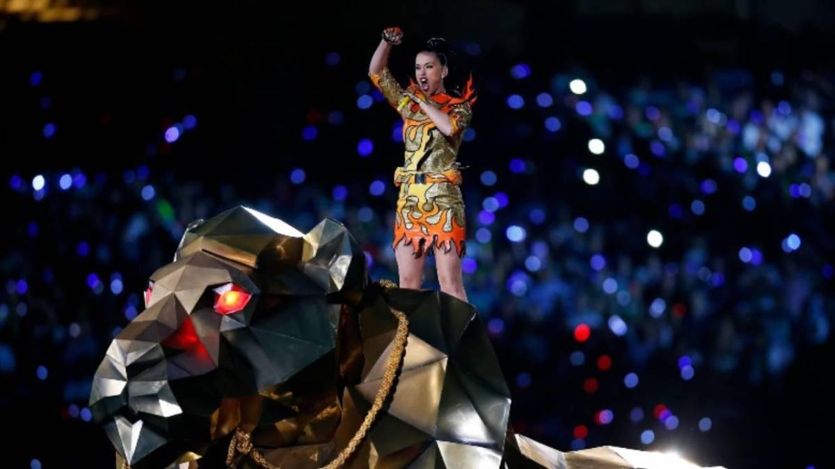La cantante no escatimó en el montaje de su presentación. El espectáculo trajo momentos memorables, desde su entrada en lo alto de un tigre robot, su vestido de llamas, hasta su salida a una estrella que fue comparado con el logo de la serie de NBC More You Know.