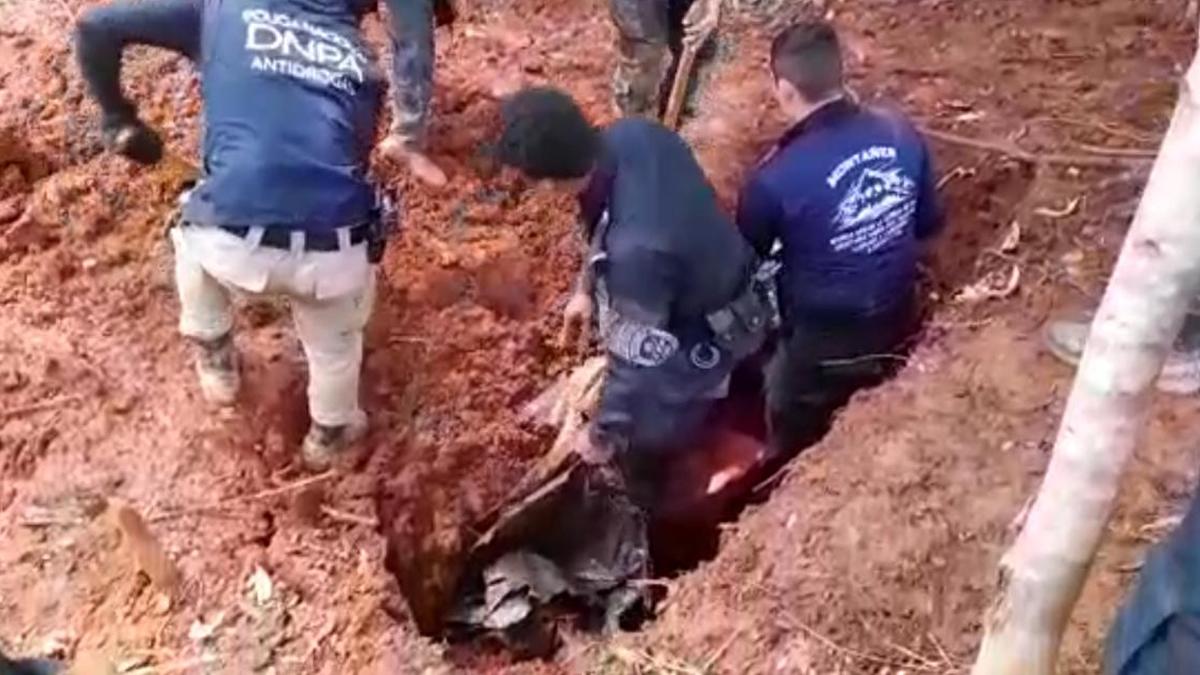 Los 58 fardos de droga estaban enterrados.