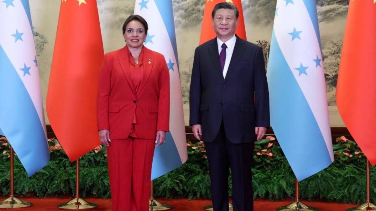 La presidente de Honduras, Xiomara Castro, junto al líder del régimen chino, Xi Jinping, en una visita en junio de 2023.