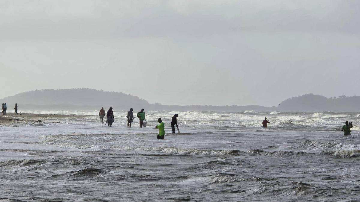 Pesca entre olas en la Miami de Tela: el asombroso ritual entre el mar y la laguna