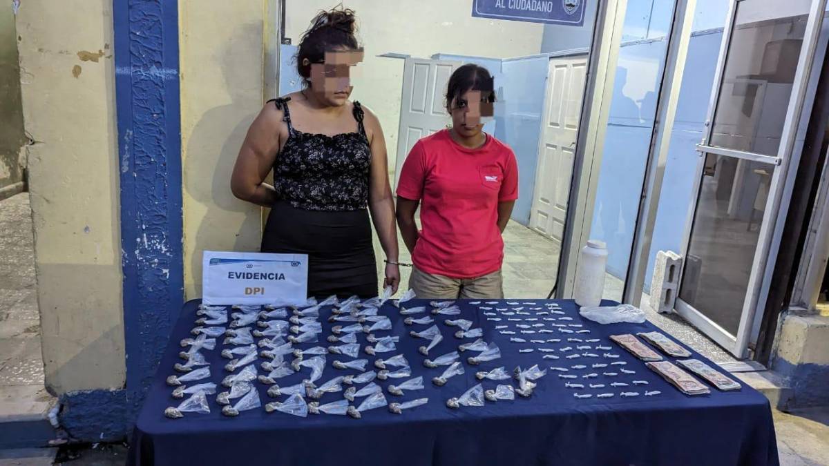 Las dos mujeres con la supuesta droga.