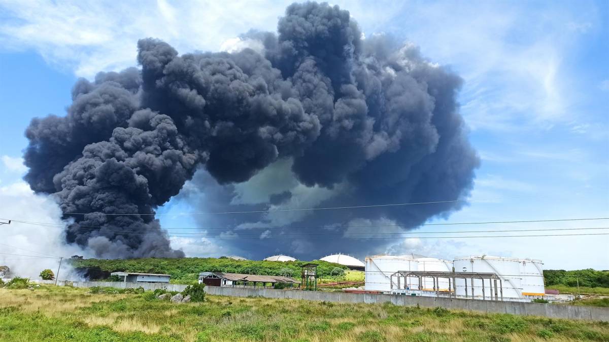 Sabines dijo que los equipos estaban preparando un operativo para atacar las llamas con espuma, pero esto “puede demorar un poco”. “Las labores se intensifican para combatir un fuego que no cede. Otro día decisivo”, señaló el lunes en Twitter la Presidencia de Cuba.