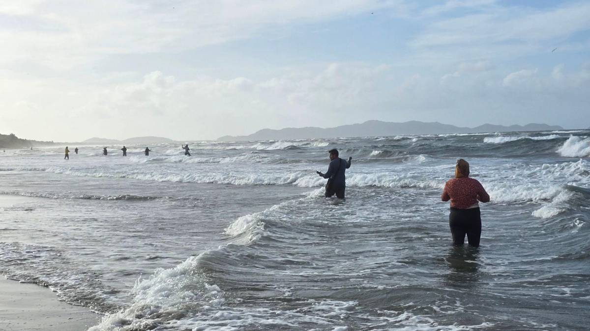 Pesca entre olas en la Miami de Tela: el asombroso ritual entre el mar y la laguna