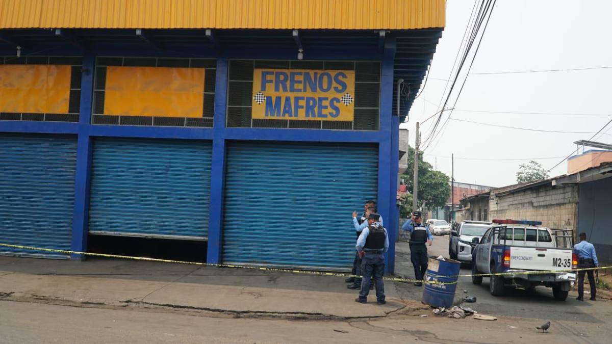 Sin embargo, cuando empleados del local daban mantenimiento a su carro, criminales irrumpieron violentamente en el negocio. 