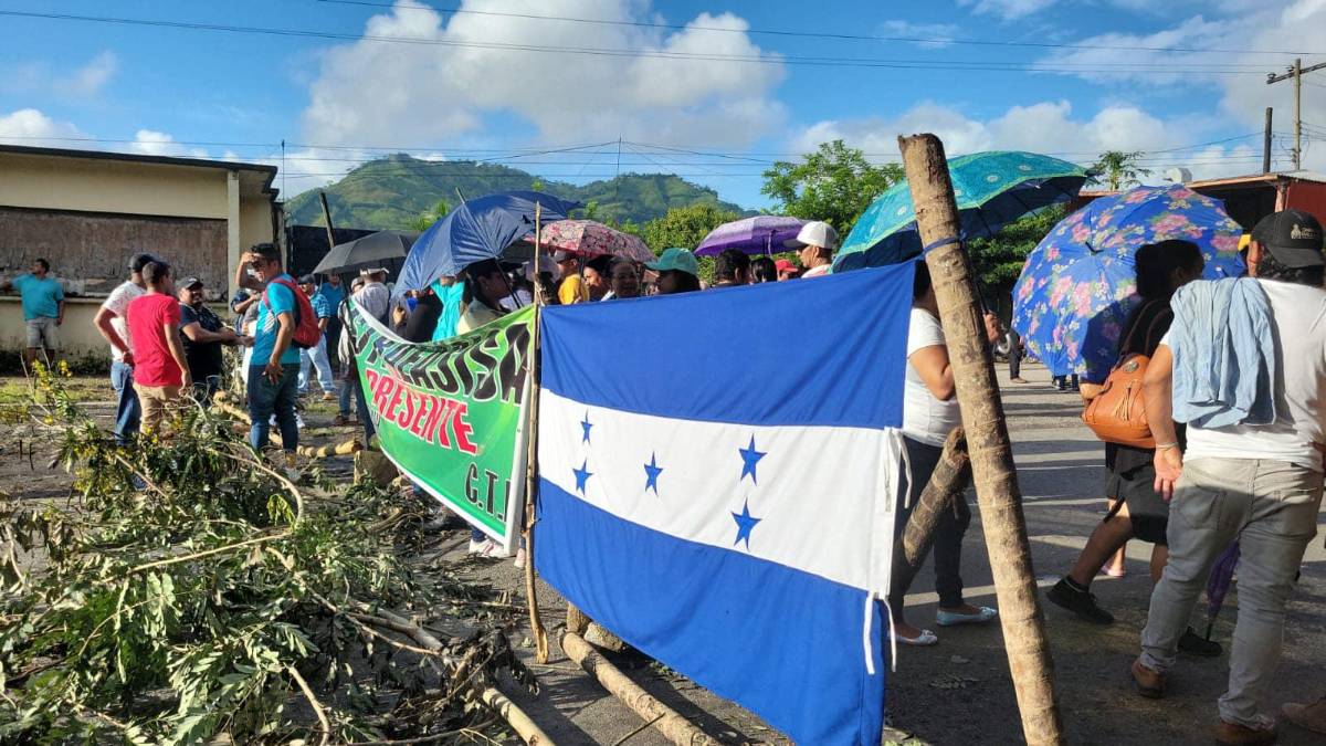 Bananeros, sin respuestas tras más de 18 horas de protestas
