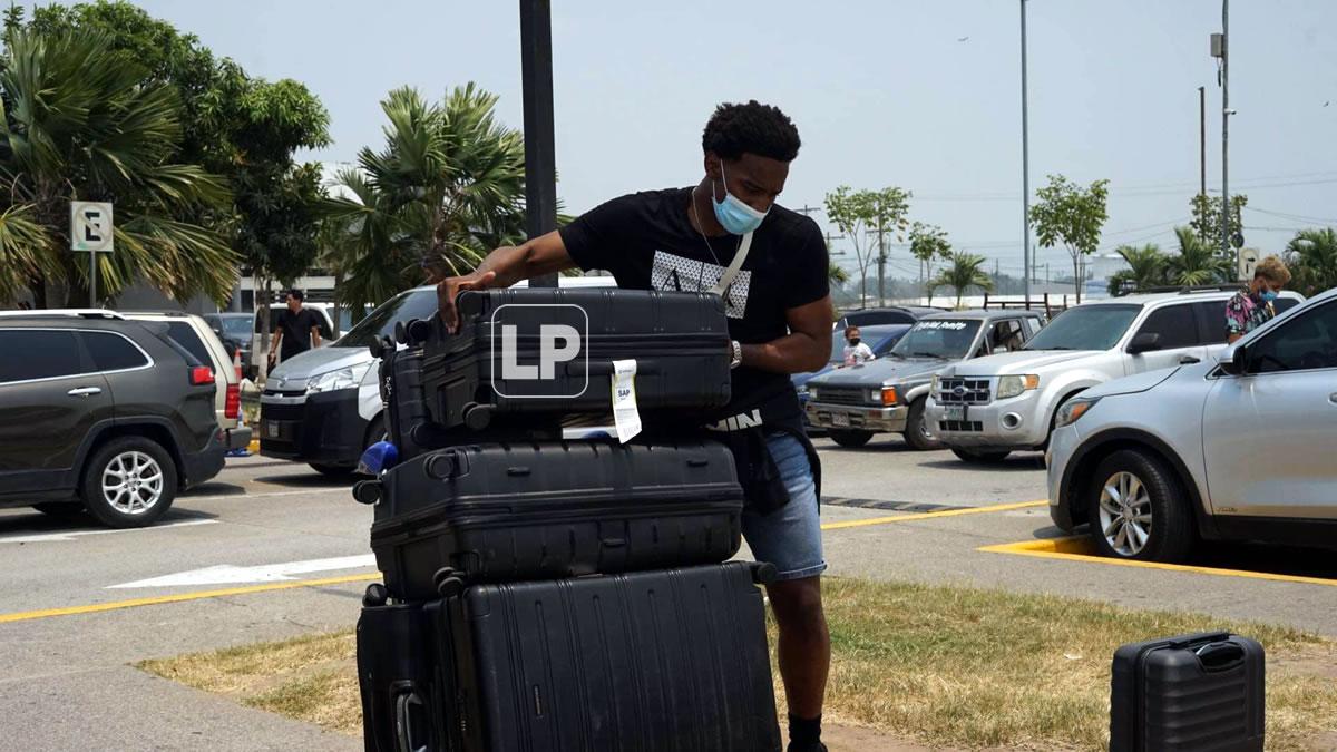 El delantero llegó cargado de maletas a San Pedro Sula.