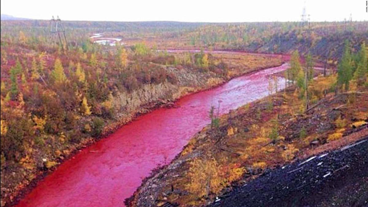 ¿Apocalíptico? Río Nilo se cubre de rojo y asombra al mundo