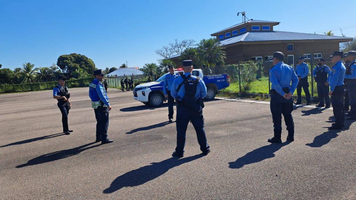 Agentes de la policía durante el operativo de simulacro.