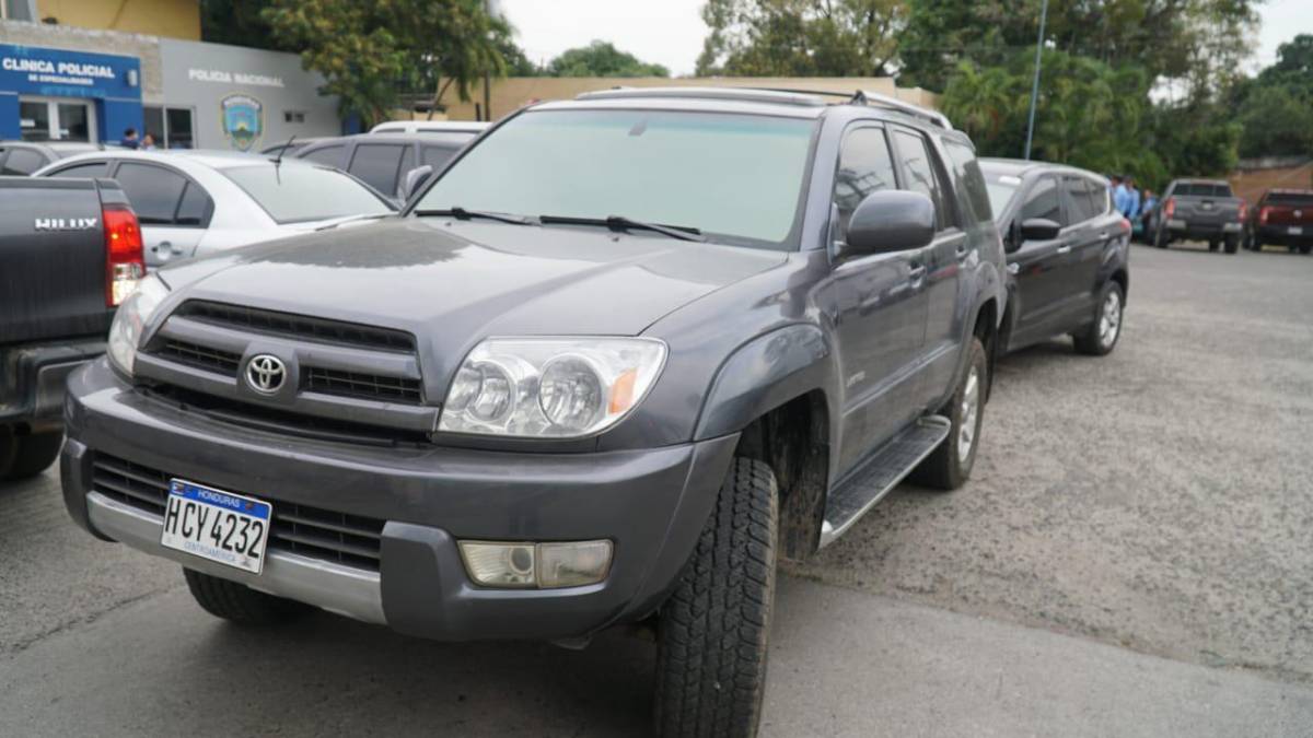 Camioneta 4Runner gris con placa HCY4232 requerida.