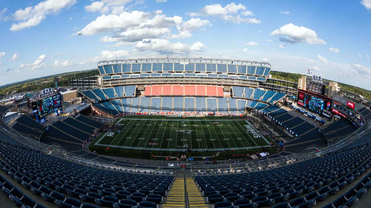 Gillette Stadium (Boston) - En estadio multiuso en Foxborough, Massachusetts, a unos 35 km al suroeste del centro de la ciudad de Boston. Tiene capacidad para 68 756 espectadores y es la sede de los equipos New England Patriots de la NFL, y New England Revolution de la MLS.