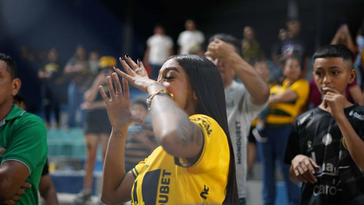 Futbolista sorprende a su bella novia, beso, fiesta del Real España y susto