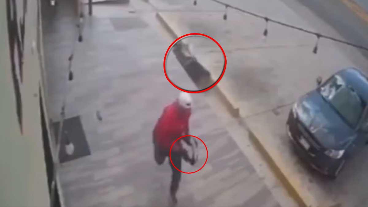 Los pobladores se encontraban en comercios, tiendas de conveniencia y otros circulaban en las calles cuando comenzaron los bloqueos de camiones sobre el bulevar General Ignacio Pesqueira a la altura de una tienda de conveniencia conocida como “Tres Puntos”.