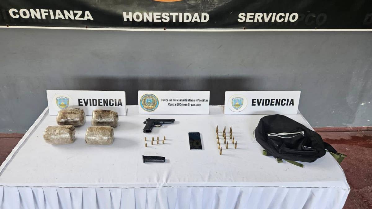 Evidencias que se le decomisaron al supuesto pandillero de la 18.