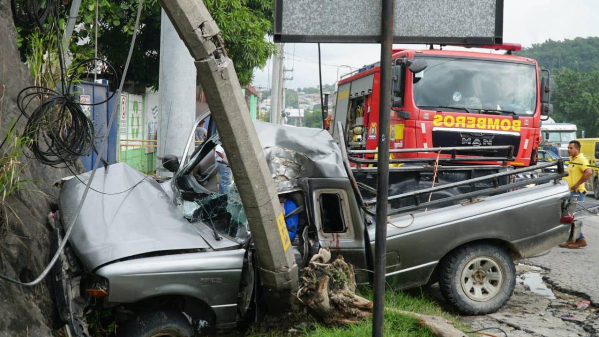 El vehículo, un Ford Ranger, se detuvo en la pared de piedra y quedó semidestruido. 