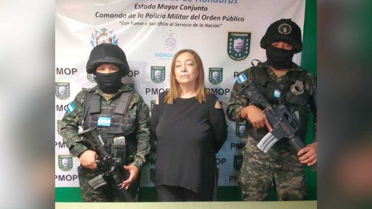 Vestida de negro y custodiada por miembros de la Policía Militar de Orden Público (PMOP), así lució la exministra Rocío Tábora, acusada por la compra de los hospitales móviles en Honduras.