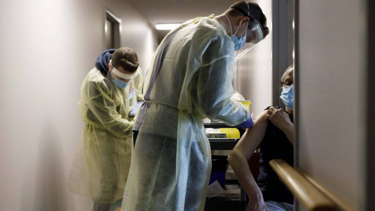 EEUU urge a ponerse refuerzo vacuna covid ante aumento de hospitalizaciones