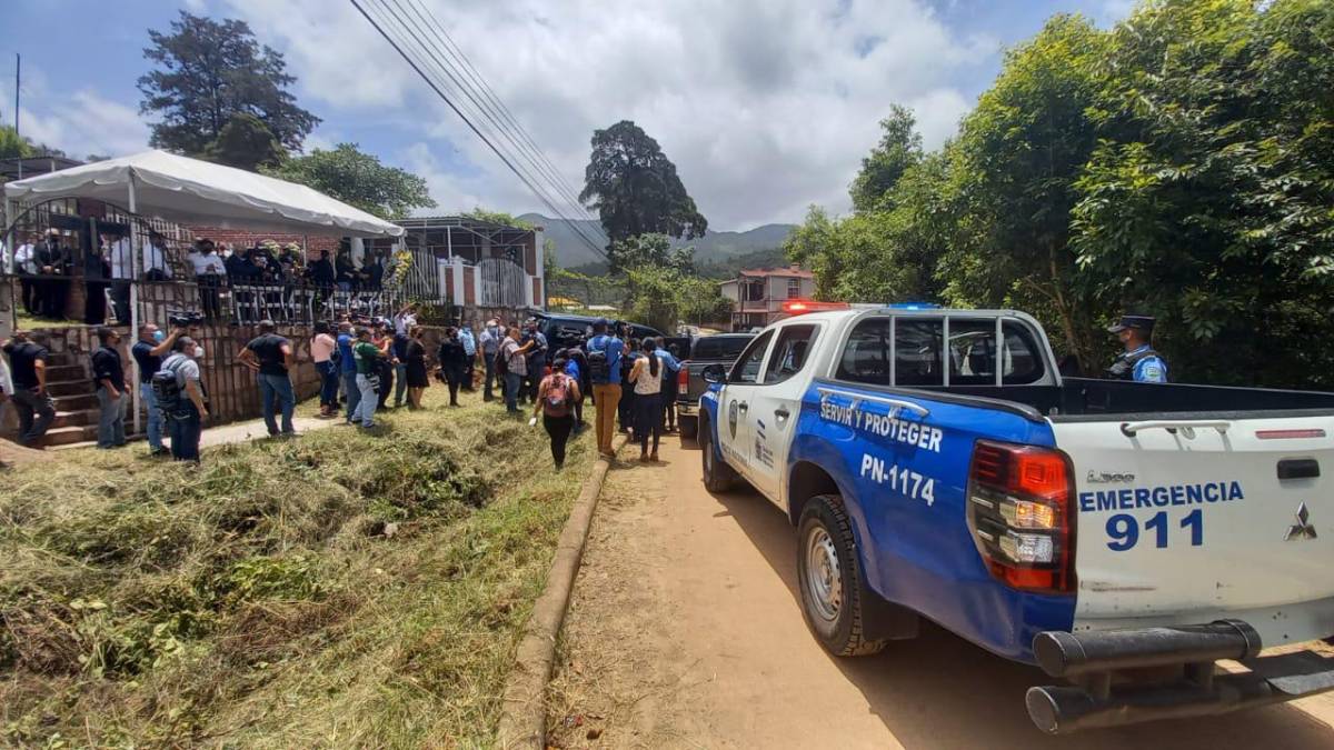 El cuerpo de Said Lobo fue llevado hasta el camposanto después de una misa en la Iglesia Medalla Milagrosa.