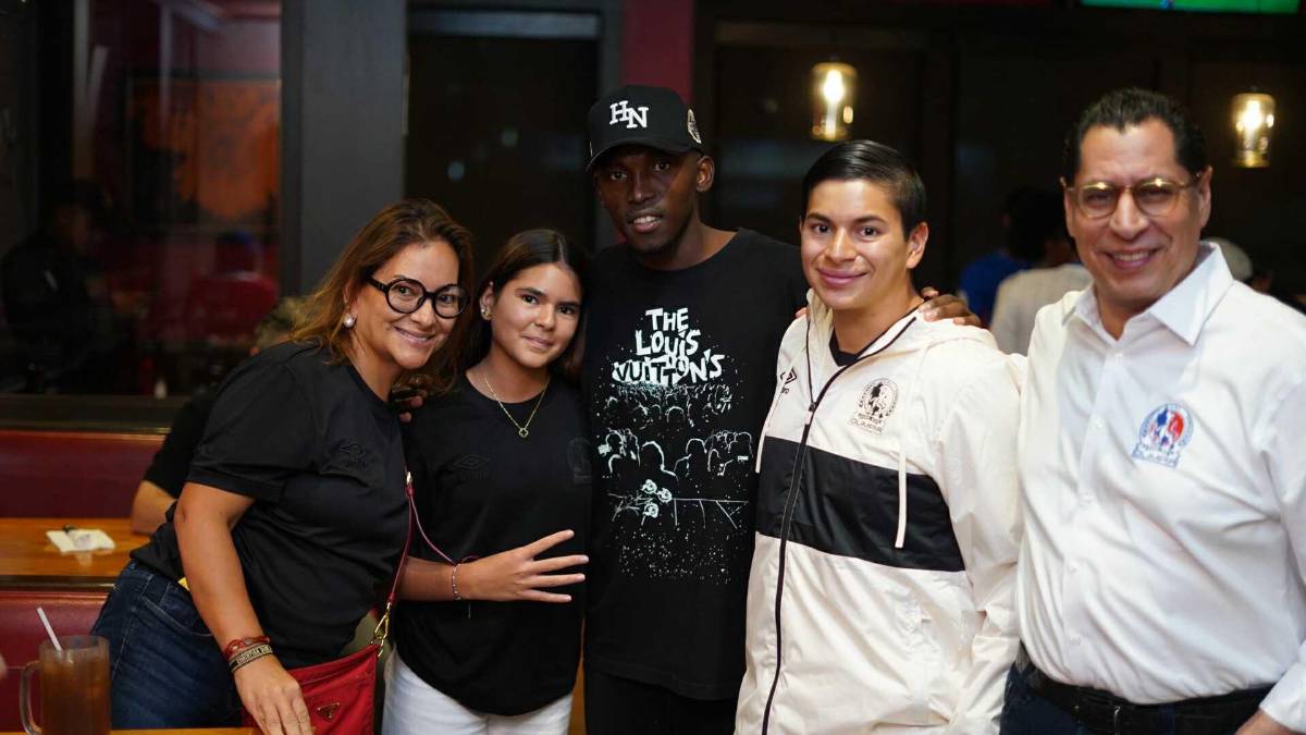 Futbolistas de Olimpia bien acompañados, furor por Elis y festejos del campeón