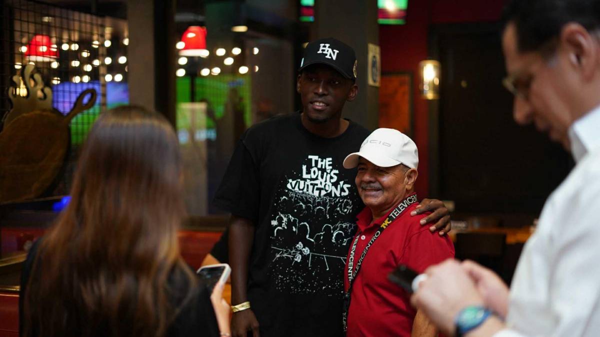 Futbolistas de Olimpia bien acompañados, furor por Elis y festejos del campeón