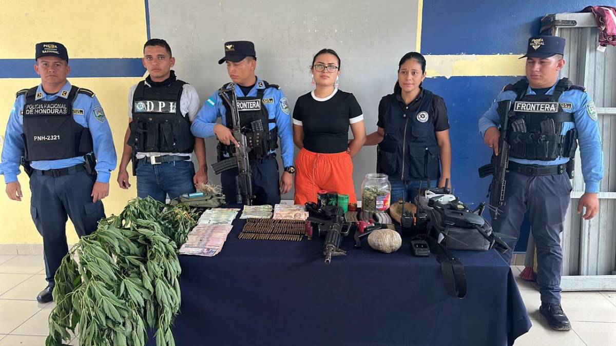 Cae mujer con droga, dinero, municiones y un fusil AR-15 en Ocotepeque