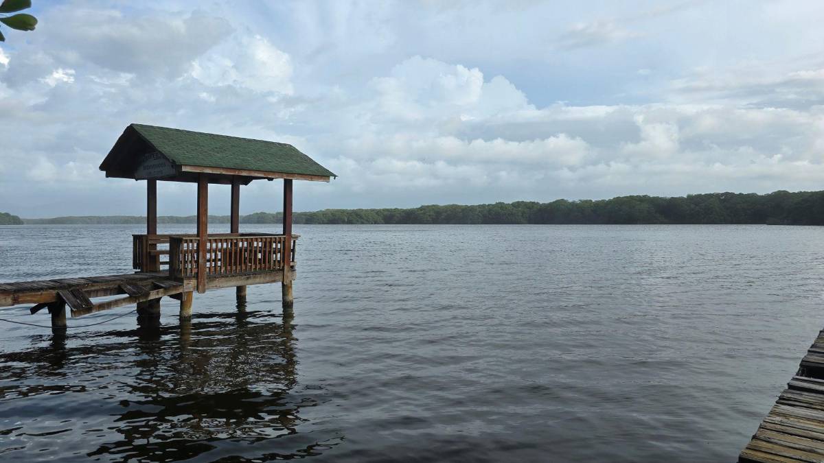 Pesca entre olas en la Miami de Tela: el asombroso ritual entre el mar y la laguna