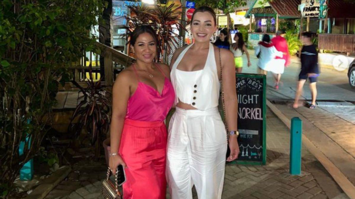 Virginia Varela y su amiga Desmy Anderson en las calles de Roatán haciendo un poco de turismo nocturno.