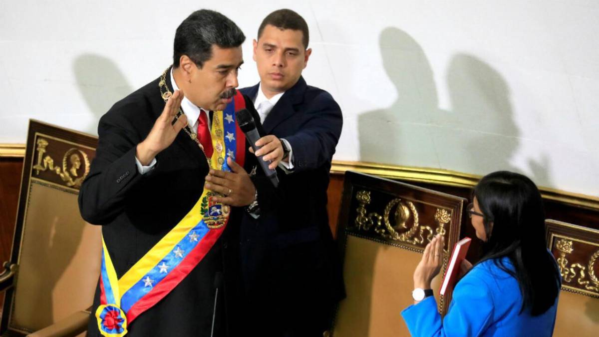 Nicolás Maduro (i) recibiendo la banda presidencial del presidente la Asamblea Nacional.