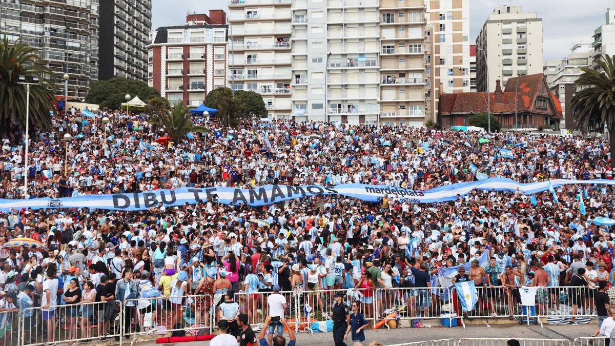 Miles de personas en Mar de Plata homenajearon al Dibu Martínez.