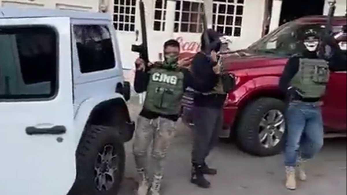 Michoacán es una zona en la que se han registrado diferentes enfrentamientos armados debido a una disputa entre los grupos criminales CJNG y Los Pájaros Sierra, la cual se agudizó desde finales del mes de febrero. 