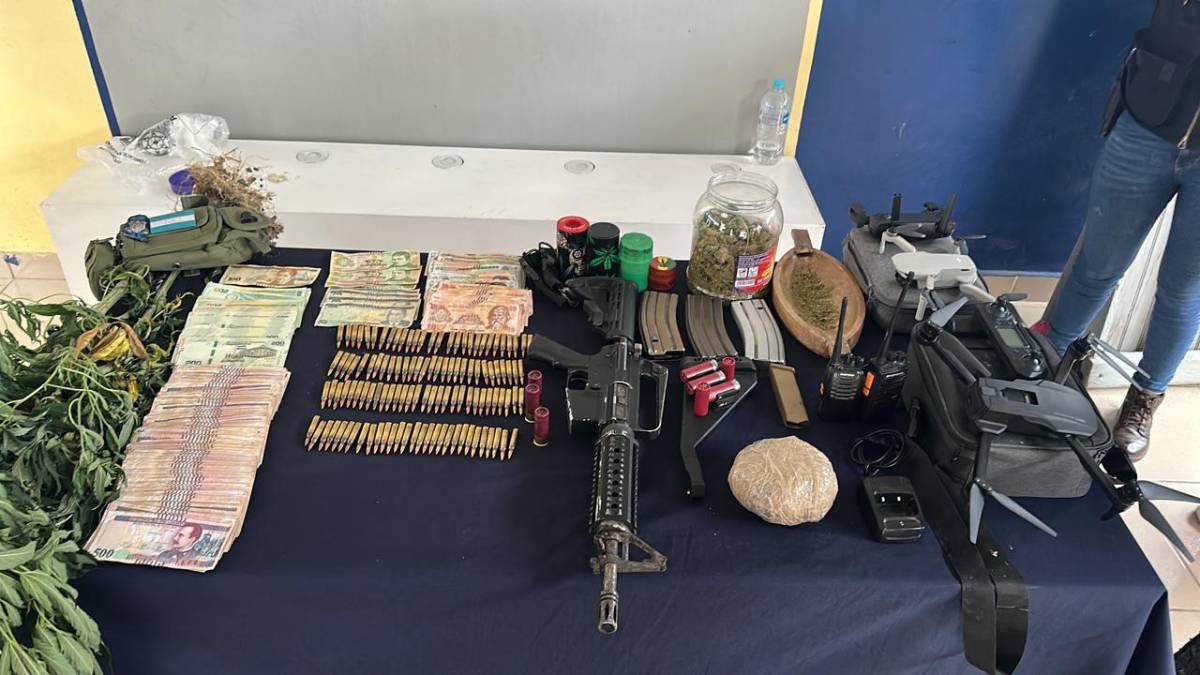 El arsenal decomisado a la fémina capturada en San Marcos de Ocotepeque, Honduras.