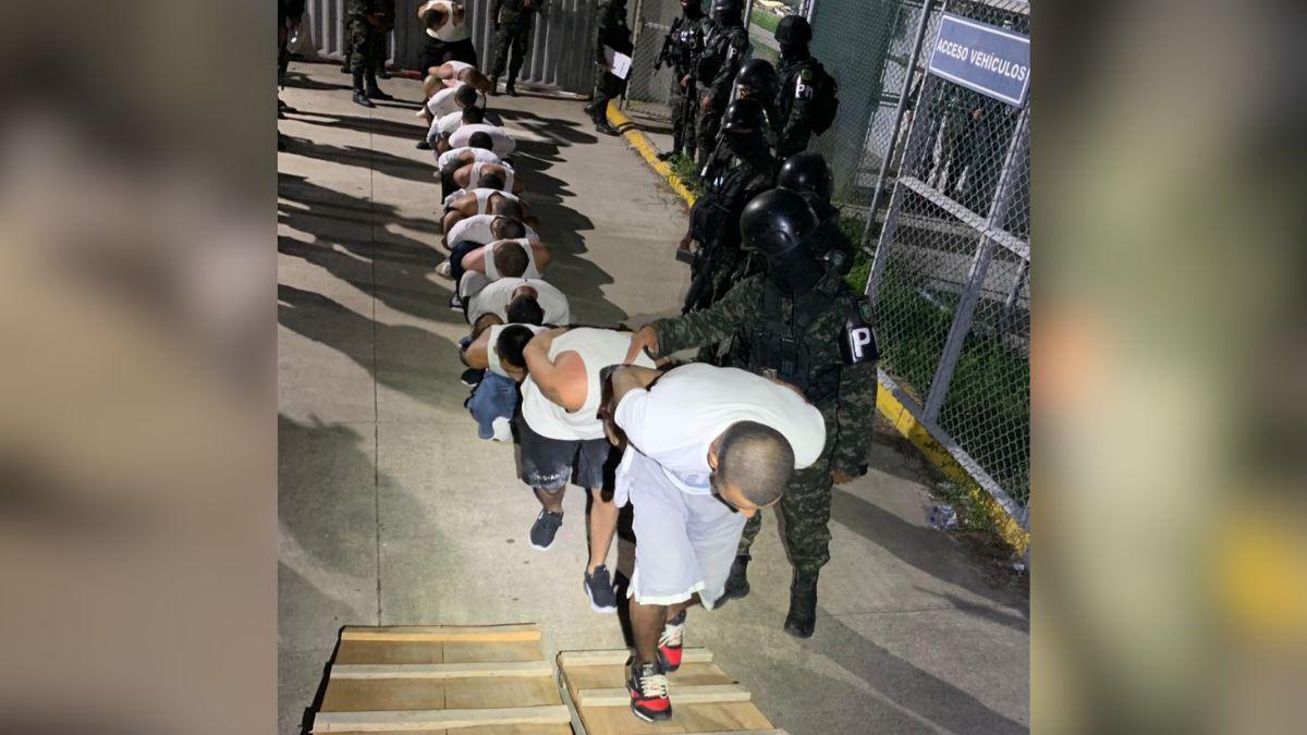 Reos subiendo a un camión de la Policía Militar para ser trasladados.