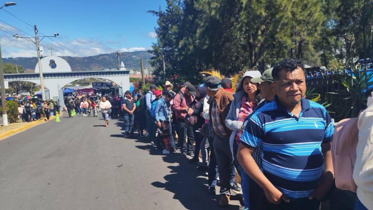 Fieles hondureños desbordan fe ante la virgen de Suyapa
