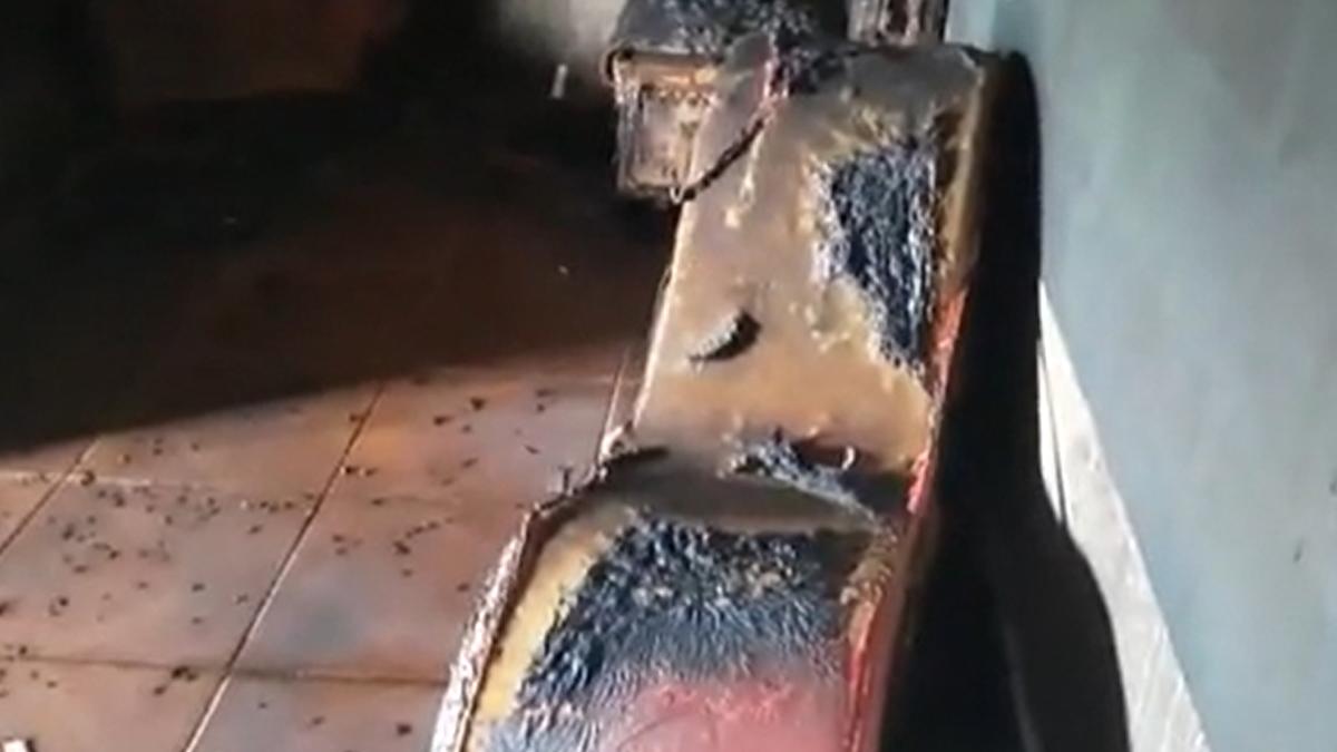 Un sofá tantra quemado en una de las habitaciones.