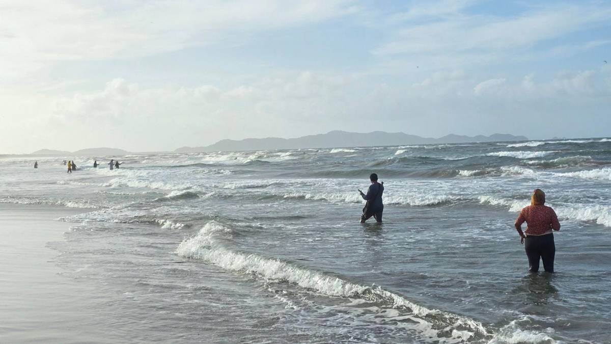 Pesca entre olas en la Miami de Tela: el asombroso ritual entre el mar y la laguna