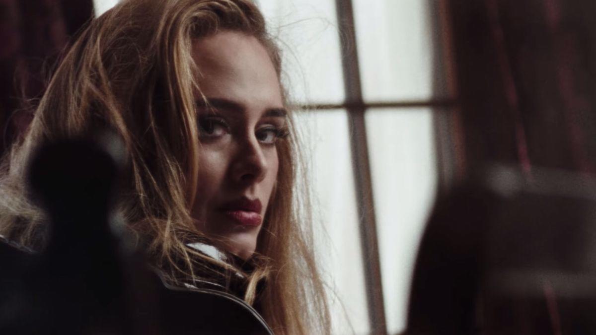Adele podría enfrentarse a una multa por su nuevo videoclip ‘Easy On Me’