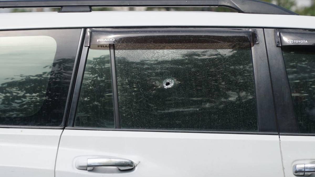 El vehículo en el que se movilizaba Elkin Pineda tenía varias perforaciones de bala en los vidrios laterales.