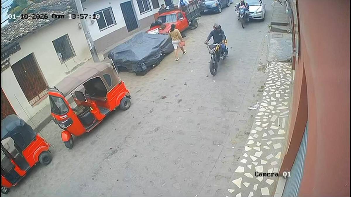 Imágenes del accidente en que un vehículo arrolla a peatones y motociclistas