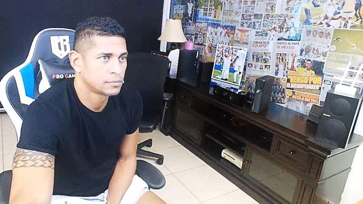 Carlo Costly se unió a la lista de futbolistas que han comenzado la faceta de streamer. El atacante hondureño es sensación en redes sociales.