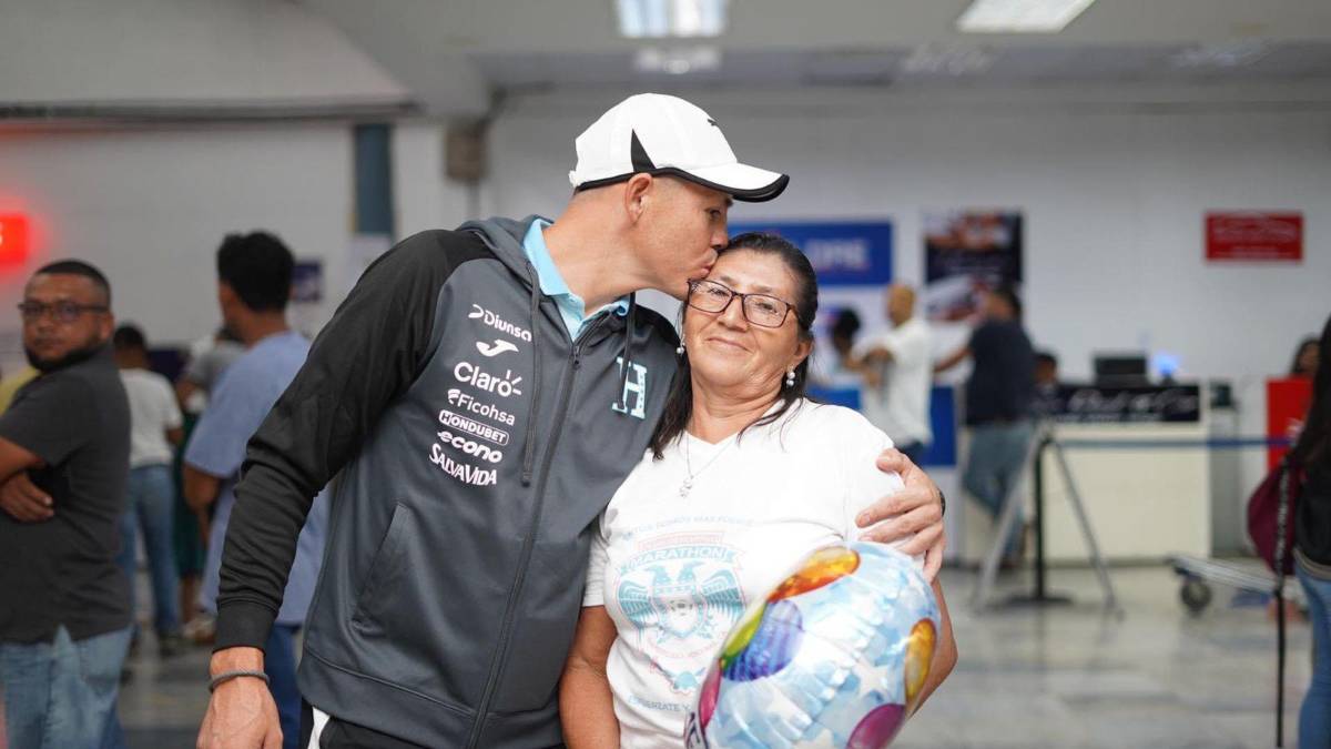 El Chelito fue recibido por su familia en el Aereopuerto.