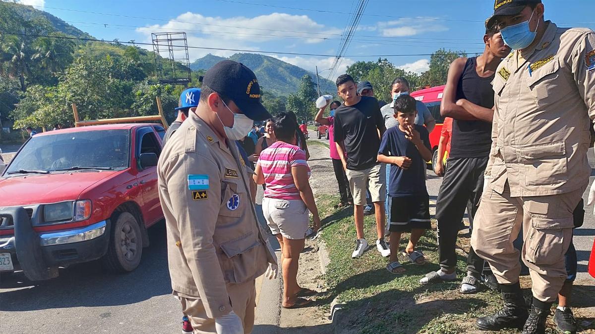 Bomberos acudieron al lugar del accidente.
